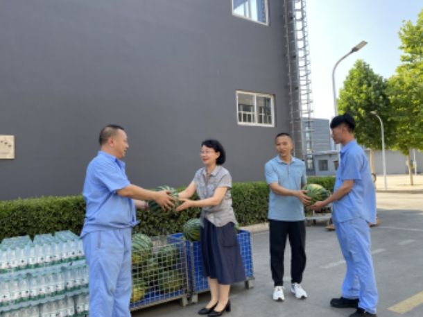 市總工會(huì)領(lǐng)導(dǎo)來我公司進(jìn)行慰問